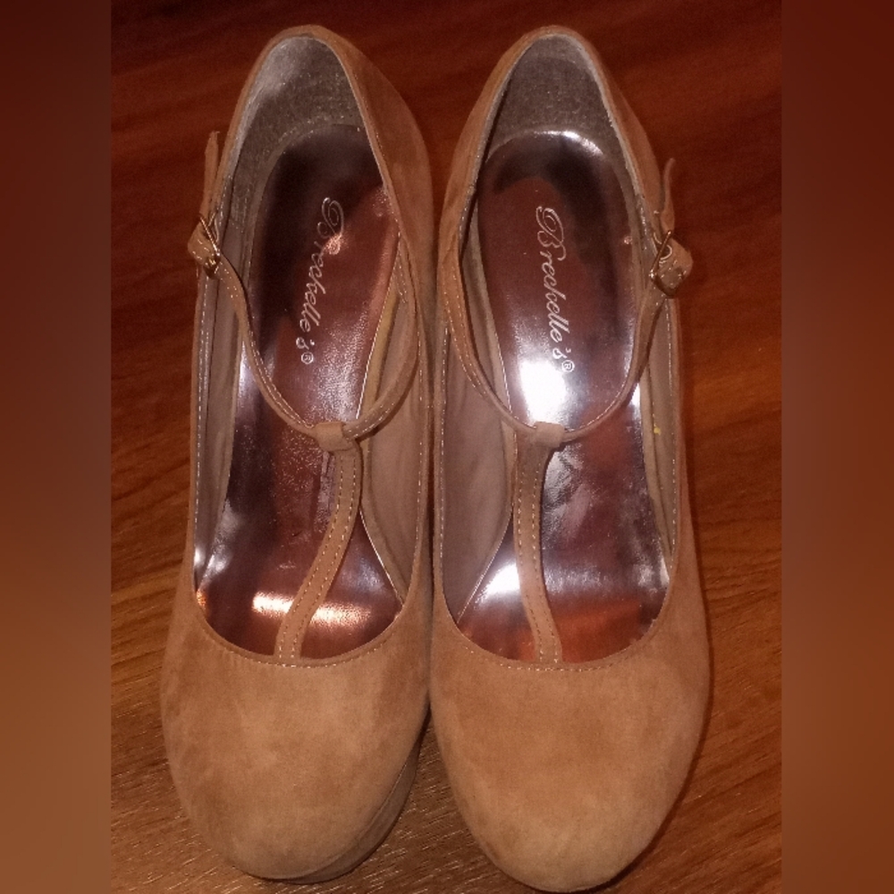 Breckelle's platform wedge heel with ankle strap in taup size 8.5
